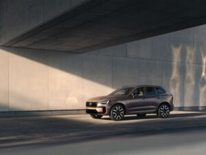 Yeni Volvo XC60 uzun menzilli plug-in hibrit modeli yol kenarında