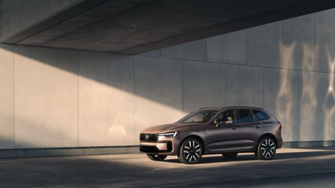 Yeni Volvo XC60 uzun menzilli plug-in hibrit modeli yol kenarında