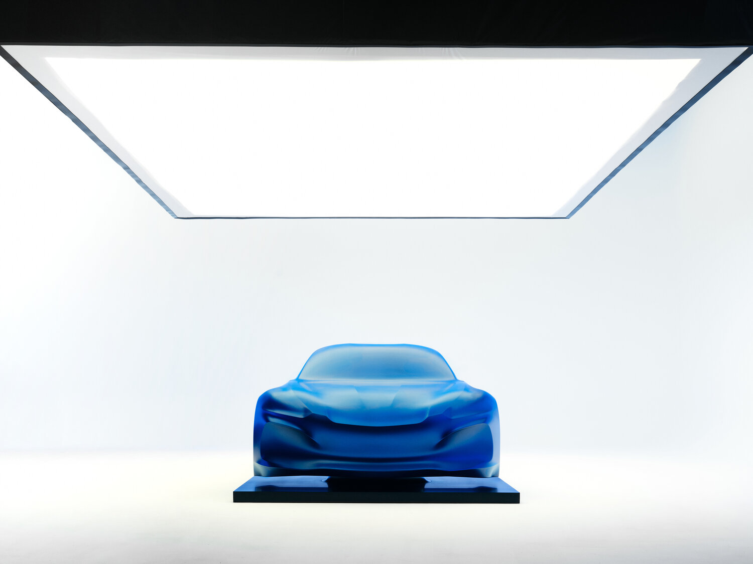 Yeni Alpine A110 tasarım heykelinde çift ışık imzası detayı