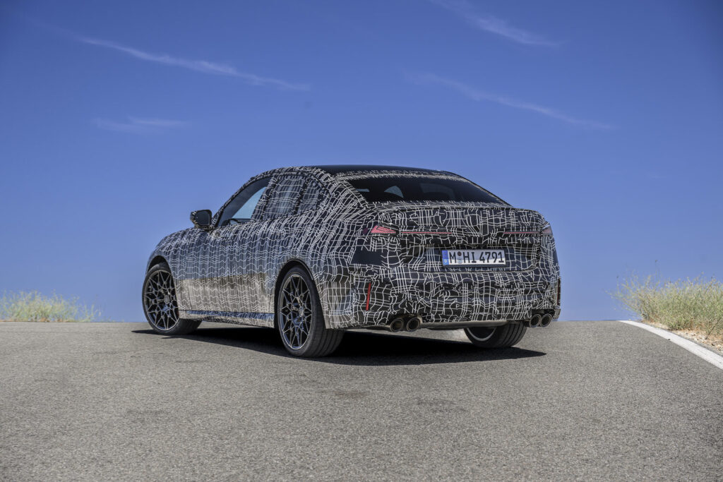 Yeni BMW 3 Serisi'nin kamuflajlı prototipi arkadan görünüm