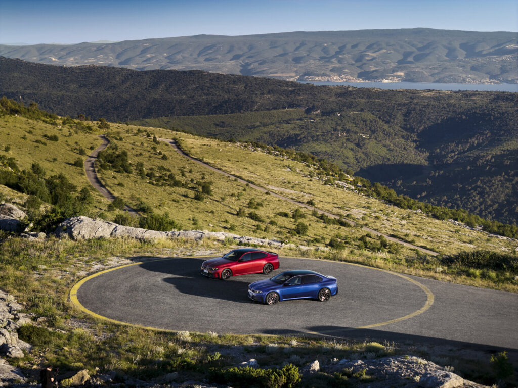 Yeni BMW 3 Serisi ve BMW i3'ün havadan görünümü
