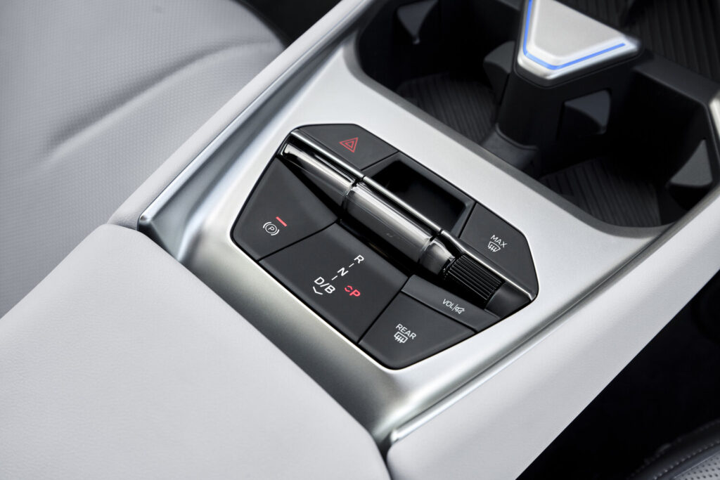 Yeni BMW 3 Serisi orta konsol detayı