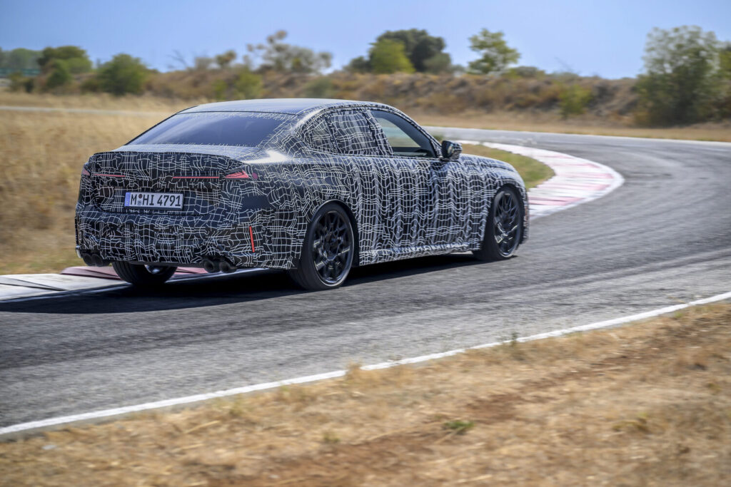 Yeni BMW 3 Serisi prototipi Miramas test pistinde viraj alırken