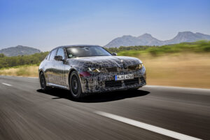 Yeni BMW 3 Serisi'nin kamuflajlı prototipi yolda önden görünüm