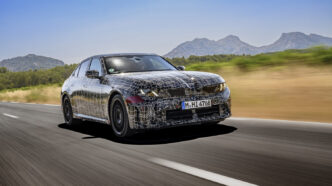 Yeni BMW 3 Serisi'nin kamuflajlı prototipi yolda önden görünüm