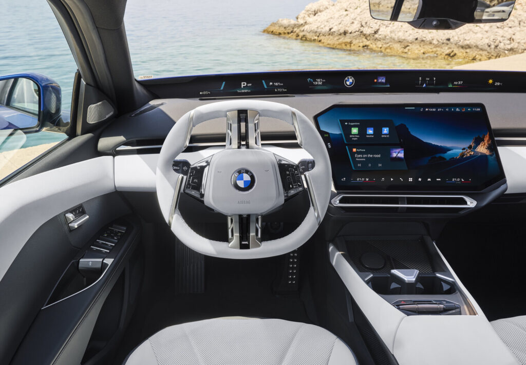 Yeni BMW 3 Serisi Panoramic iDrive kokpiti