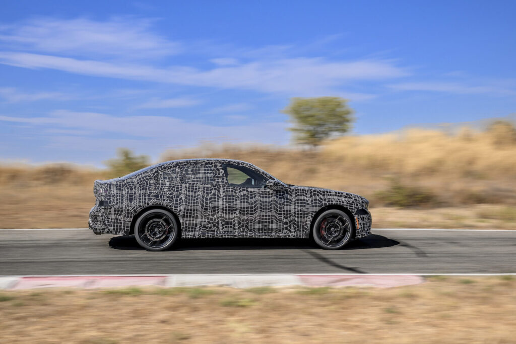 Yeni BMW 3 Serisi'nin kamuflajlı prototipi yandan görünüm
