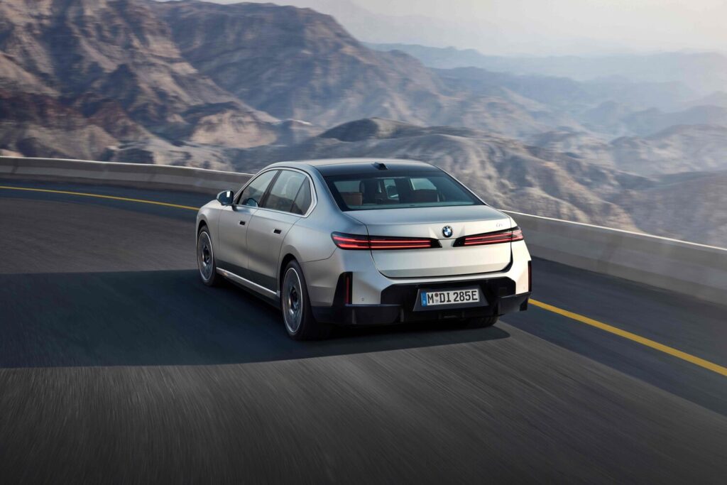 Yeni BMW 7 Serisi arkadan görünüm ve yenilenen stop lambaları