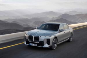 Yeni BMW 7 Serisi yolda önden görünüm