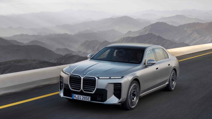 Yeni BMW 7 Serisi yolda önden görünüm