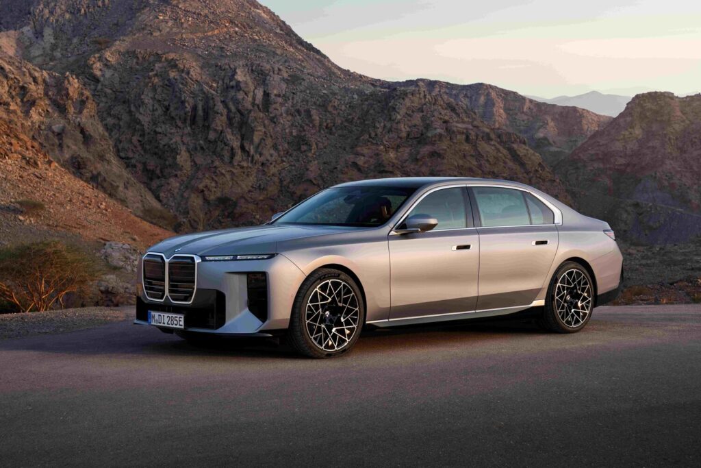 Yeni BMW 7 Serisi yandan görünüm ve 21 inç jantlar