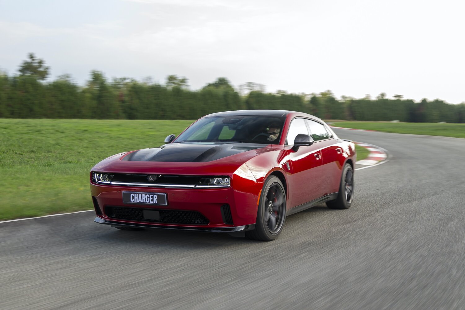 Yeni Dodge Charger Daytona arka tasarımı ve DODGE yazısı