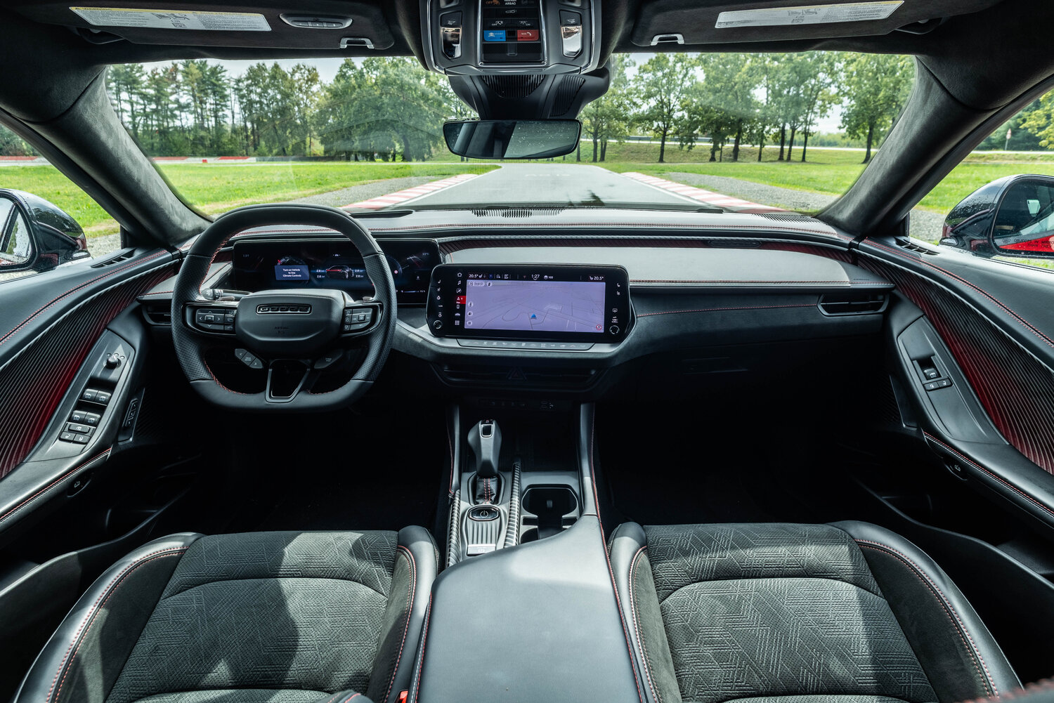 Yeni Dodge Charger kokpiti ve dijital gösterge paneli