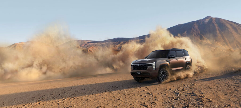 Yeni Mitsubishi Pajero toprak zeminde arazi sürüşü sırasında