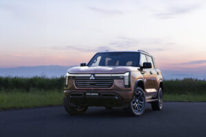 Yeni Mitsubishi Pajero Armor Copper Metallic renkte önden görünüm