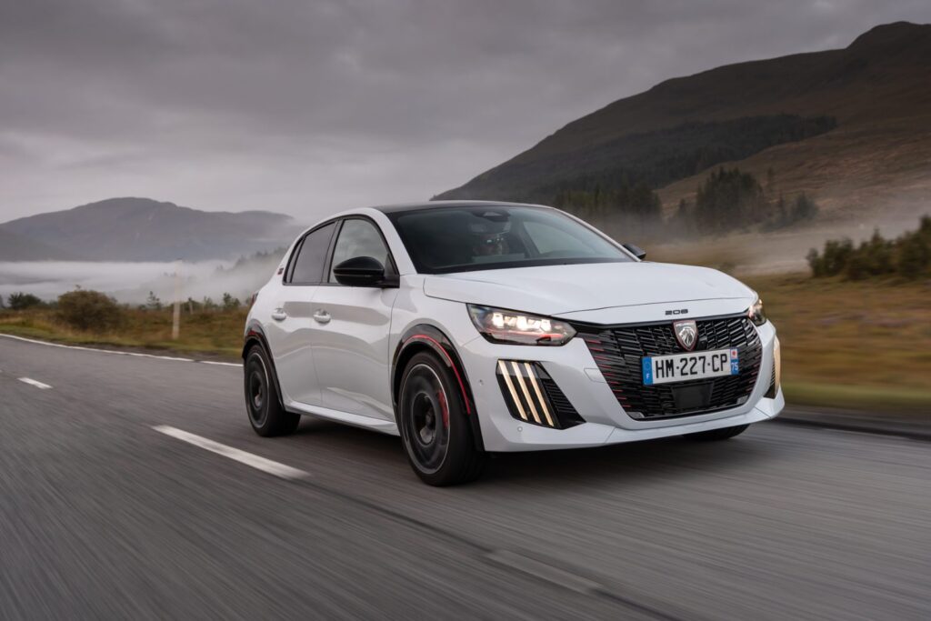 Yeni Peugeot E-208 GTi yolda