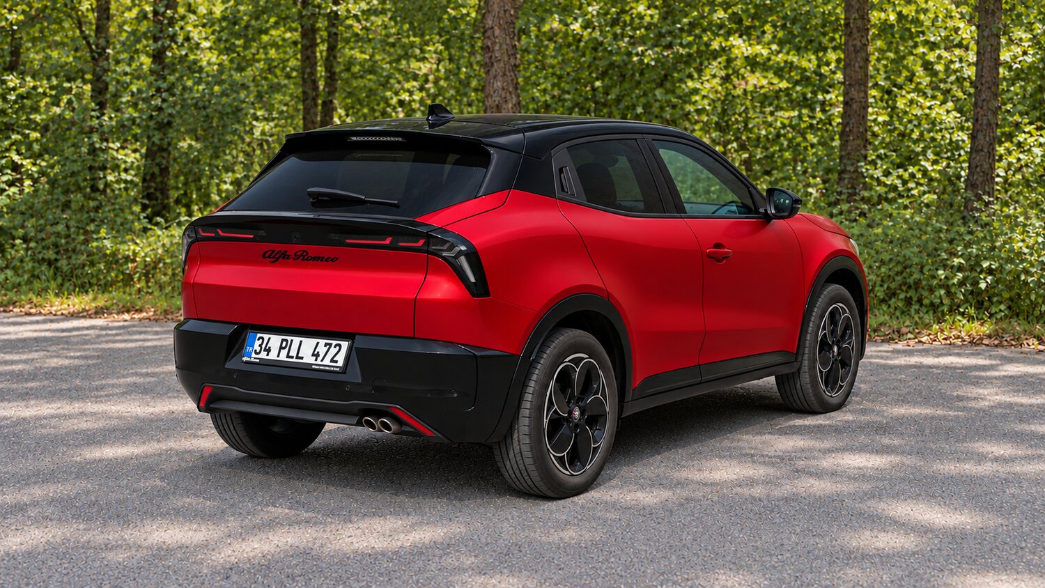 Kırmızı Alfa Romeo Junior Ibrida Speciale+ arka üç çeyrek görünüm