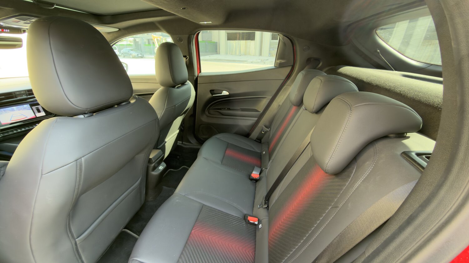 Alfa Romeo Junior Ibrida Speciale+ kırmızı ambiyans aydınlatmalı arka koltuklar