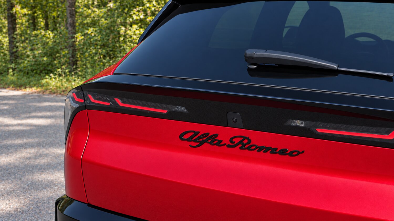 Alfa Romeo Junior Ibrida Speciale+ arka Alfa Romeo logosu detayı