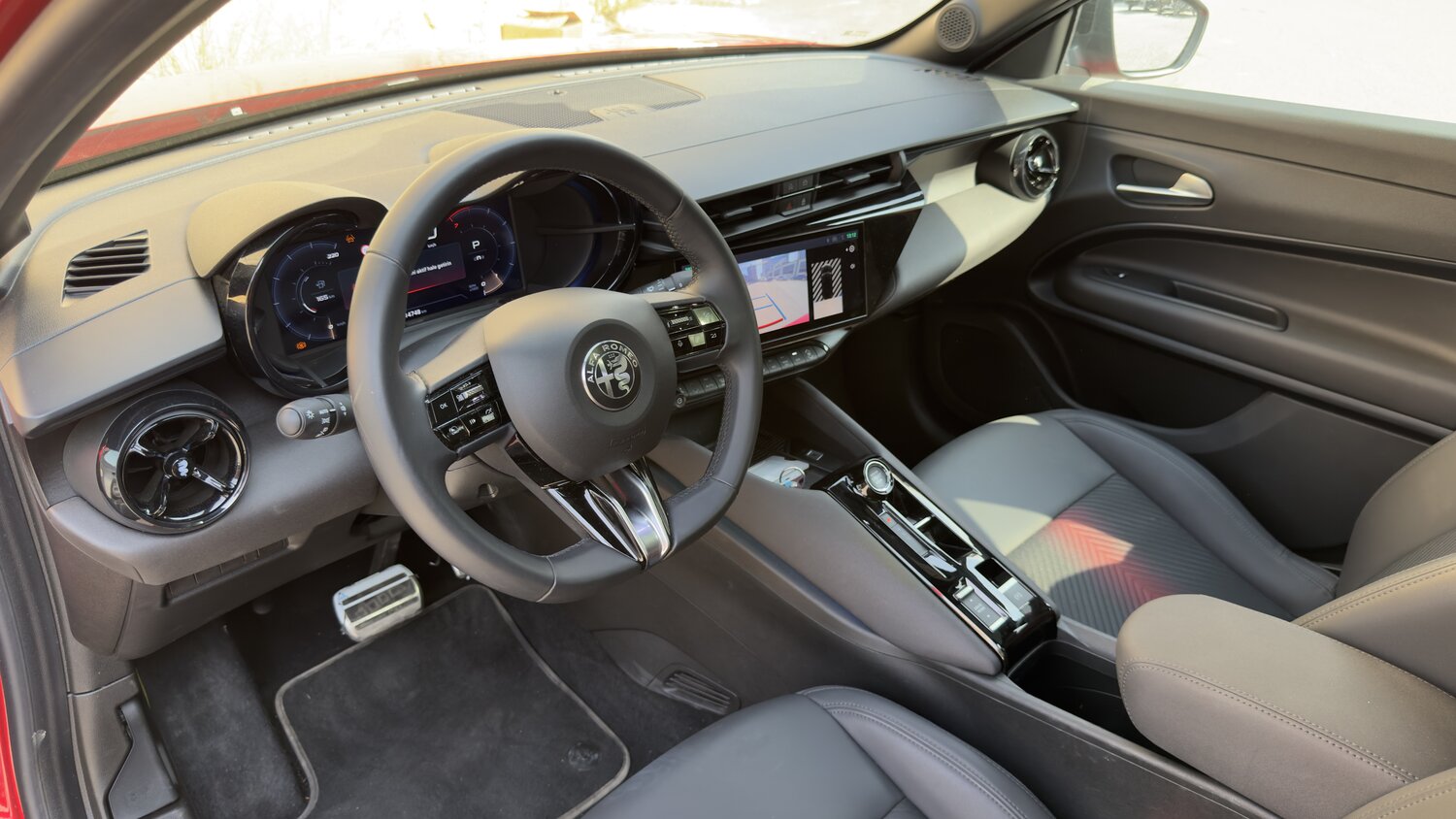 Alfa Romeo Junior Ibrida Speciale+ kokpit ve gösterge paneli görünümü