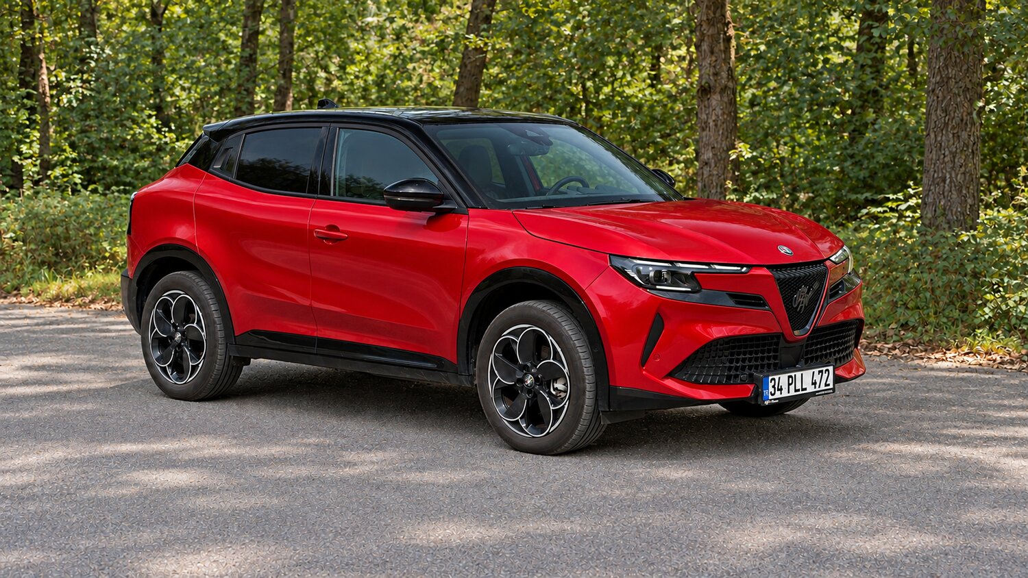 Kırmızı Alfa Romeo Junior Ibrida Speciale+ ön görünüm