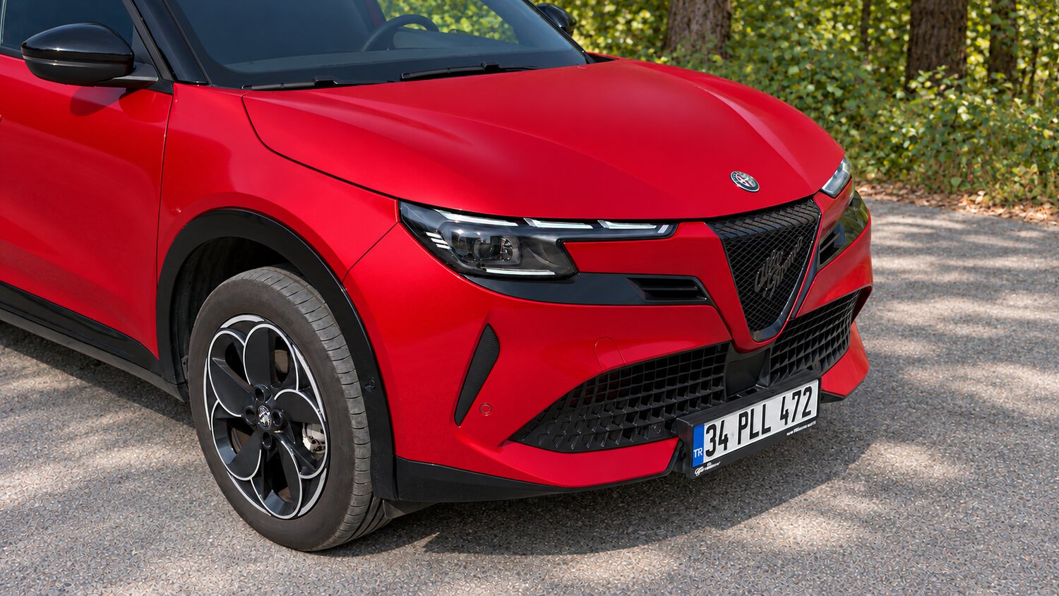 Alfa Romeo Junior Ibrida Speciale+ Matrix LED far ve ön tampon detayı