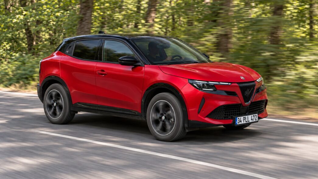 Kırmızı Alfa Romeo Junior Ibrida Speciale+ test sürüşü