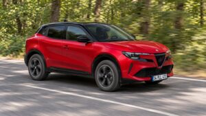 Kırmızı Alfa Romeo Junior Ibrida Speciale+ test sürüşü