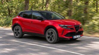 Kırmızı Alfa Romeo Junior Ibrida Speciale+ test sürüşü