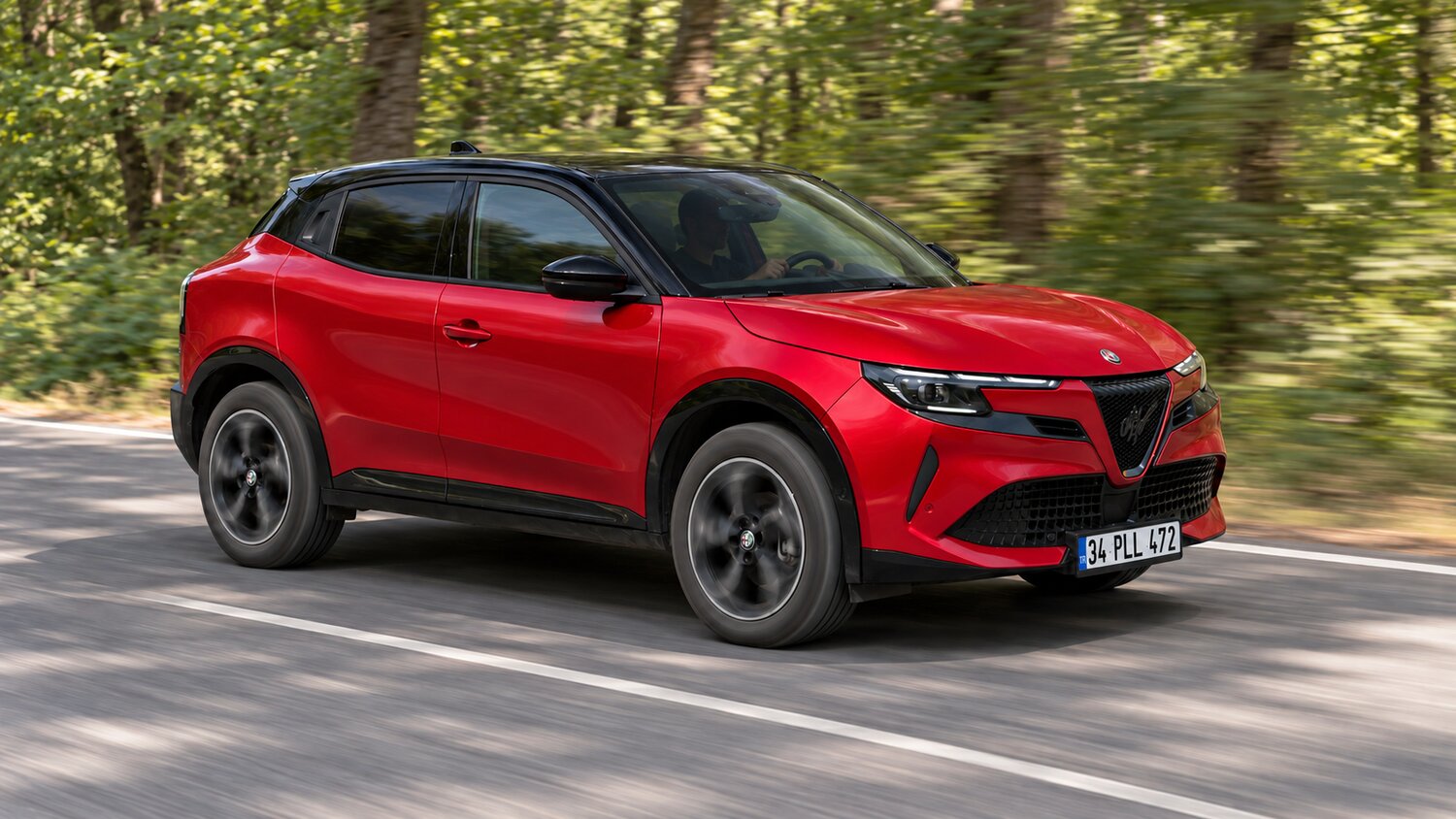 Kırmızı Alfa Romeo Junior Ibrida Speciale+ test sürüşü