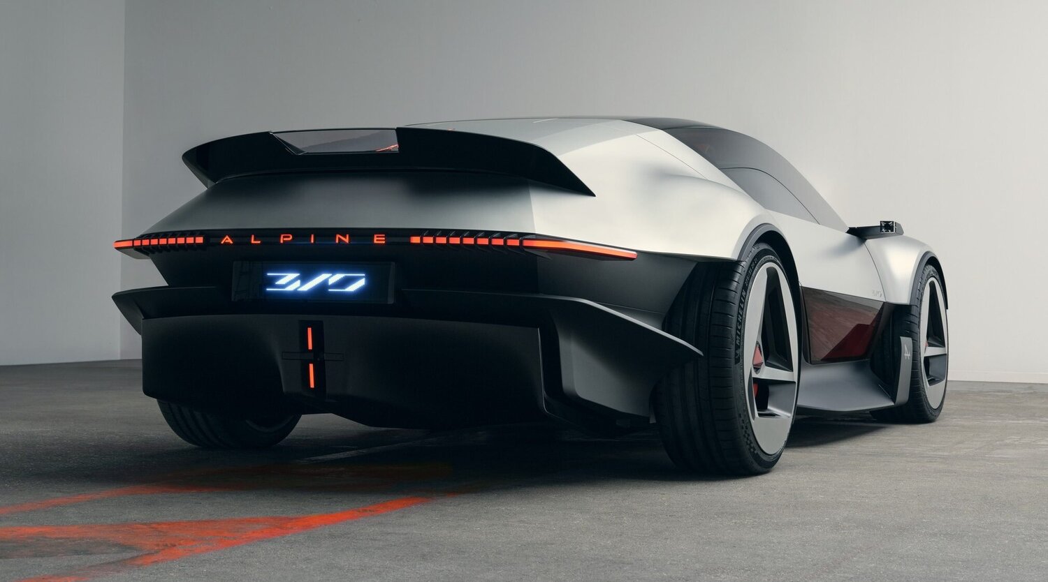 Alpine A310 Vision Concept arka tasarım ve ALPINE yazısı