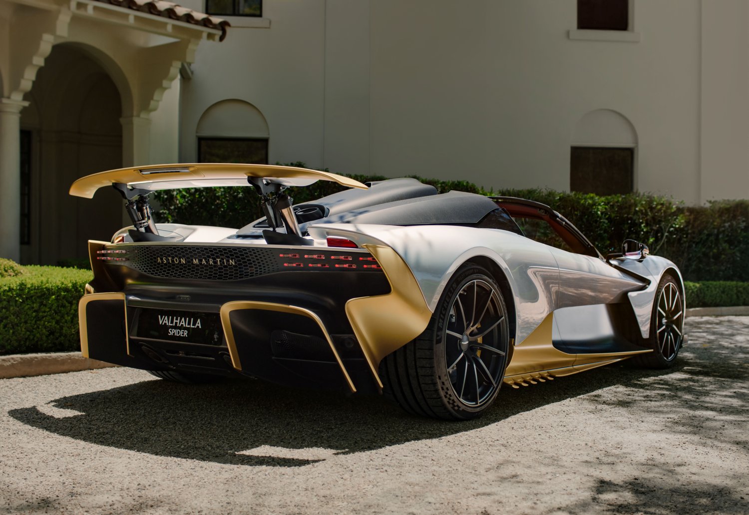 Aston Martin Valhalla Spider'ın arkadan statik görünümü ve Spider yazısı