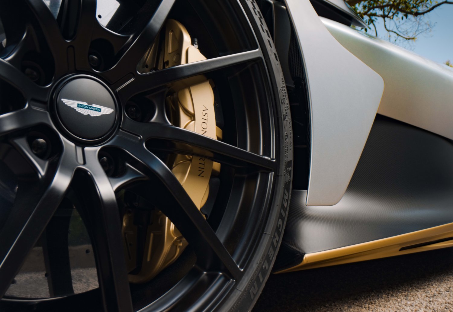 Aston Martin Valhalla Spider'ın jant ve fren kaliperi detayı