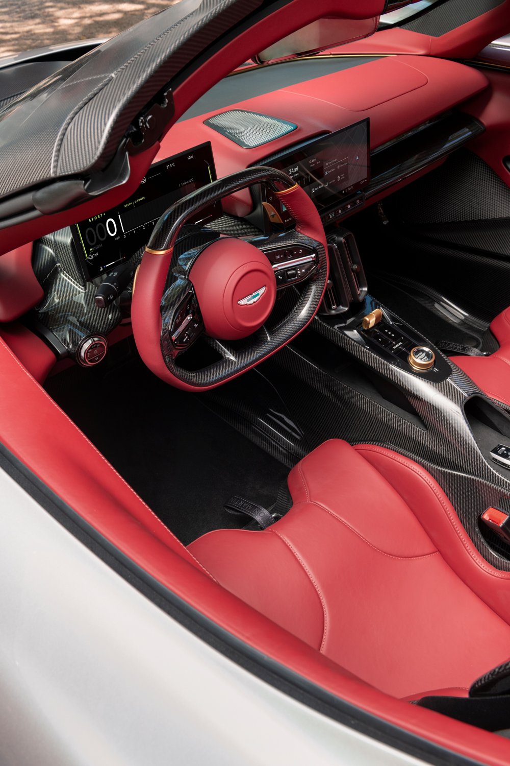 Aston Martin Valhalla Spider kokpiti ve direksiyonu