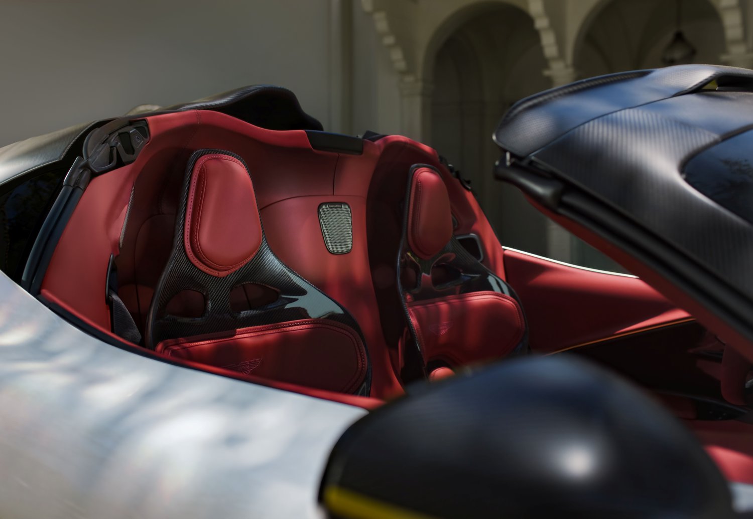 Aston Martin Valhalla Spider'ın kırmızı deri koltukları