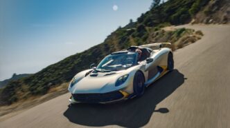 Aston Martin Valhalla Spider'ın kapıları açık önden görünümü