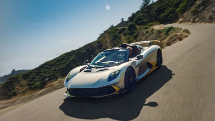 Aston Martin Valhalla Spider'ın kapıları açık önden görünümü