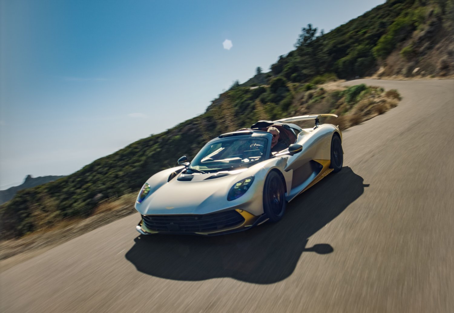 Aston Martin Valhalla Spider'ın kapıları açık önden görünümü