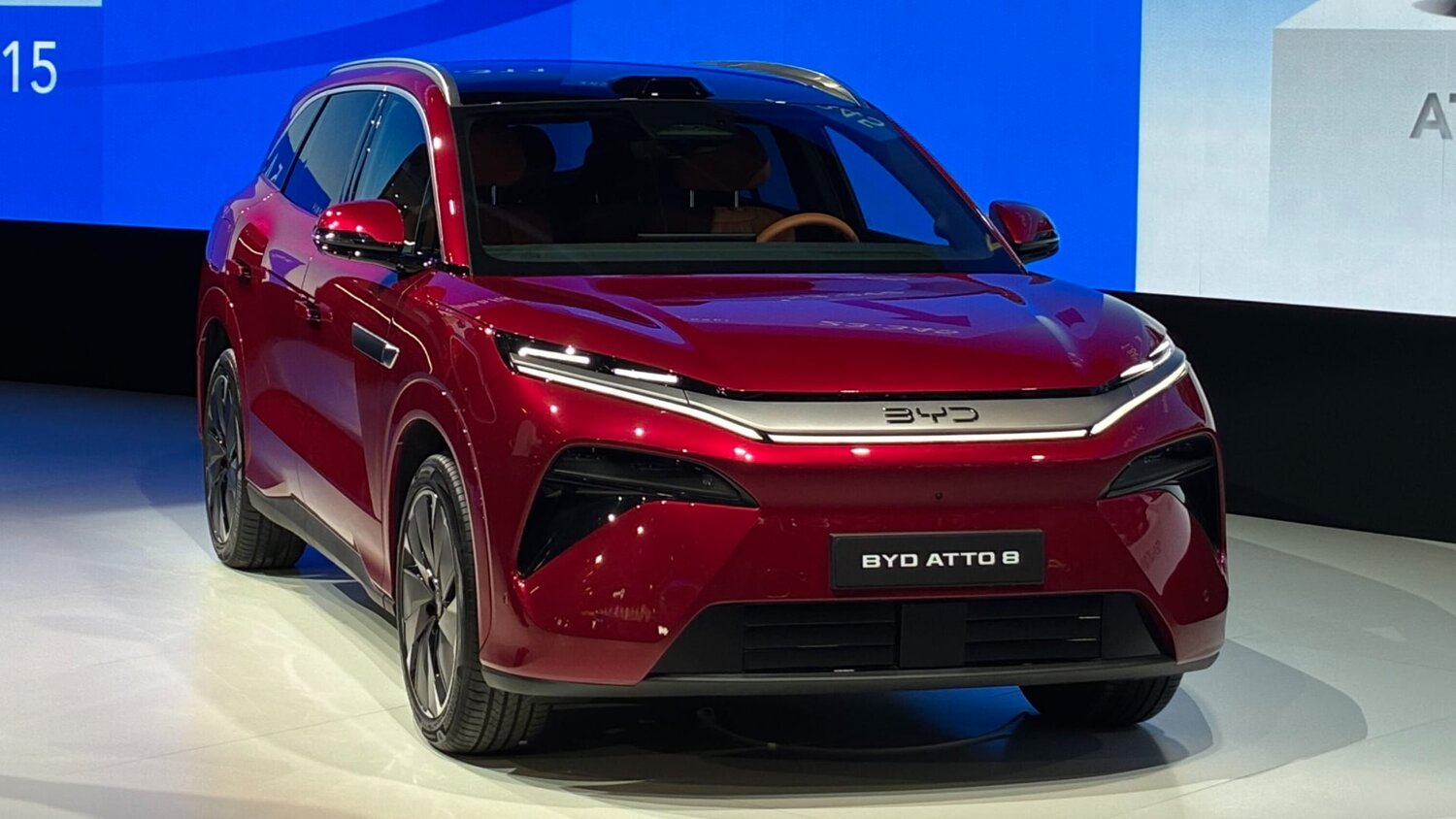 Paris Otomobil Fuarı'nda tanıtılan yedi koltuklu elektrikli BYD Atto 8
