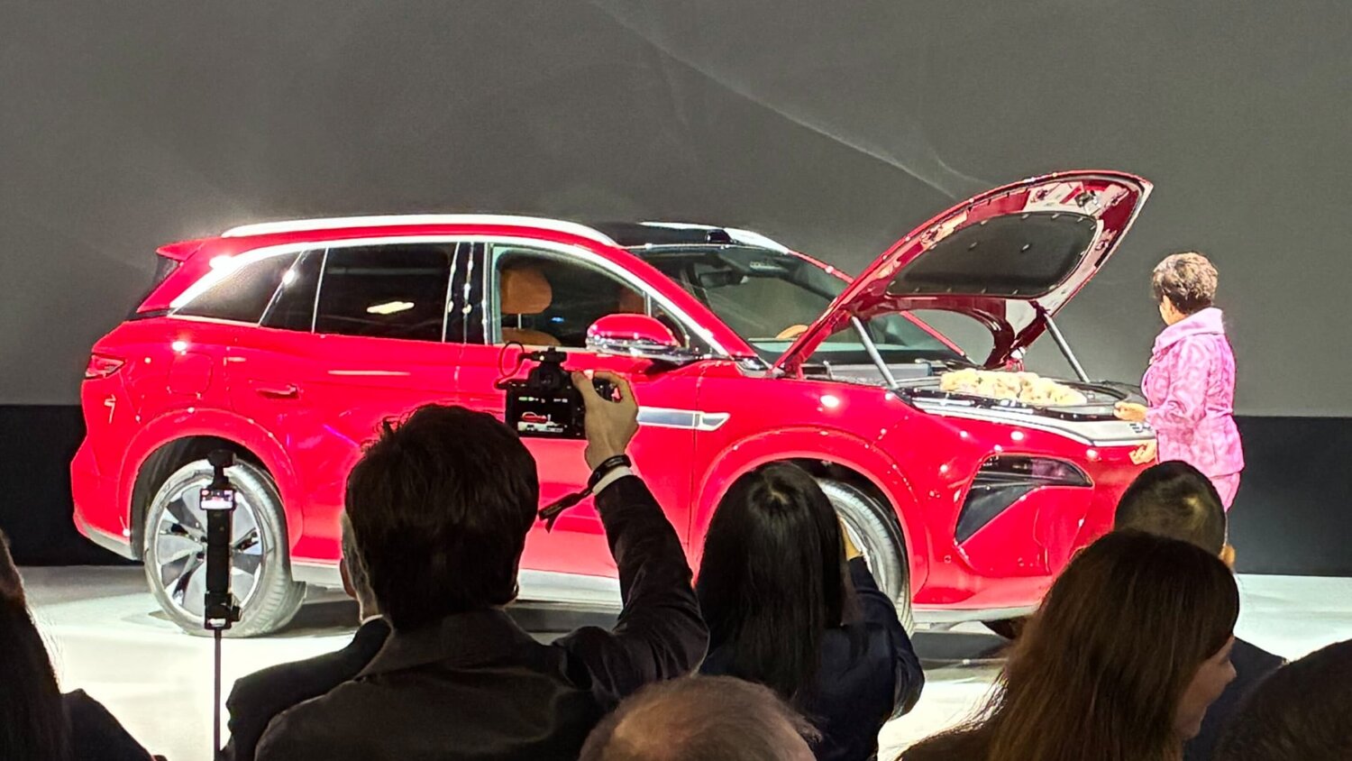 BYD Atto 8'in açık ön bagajı (frunk) ve motor bölümü