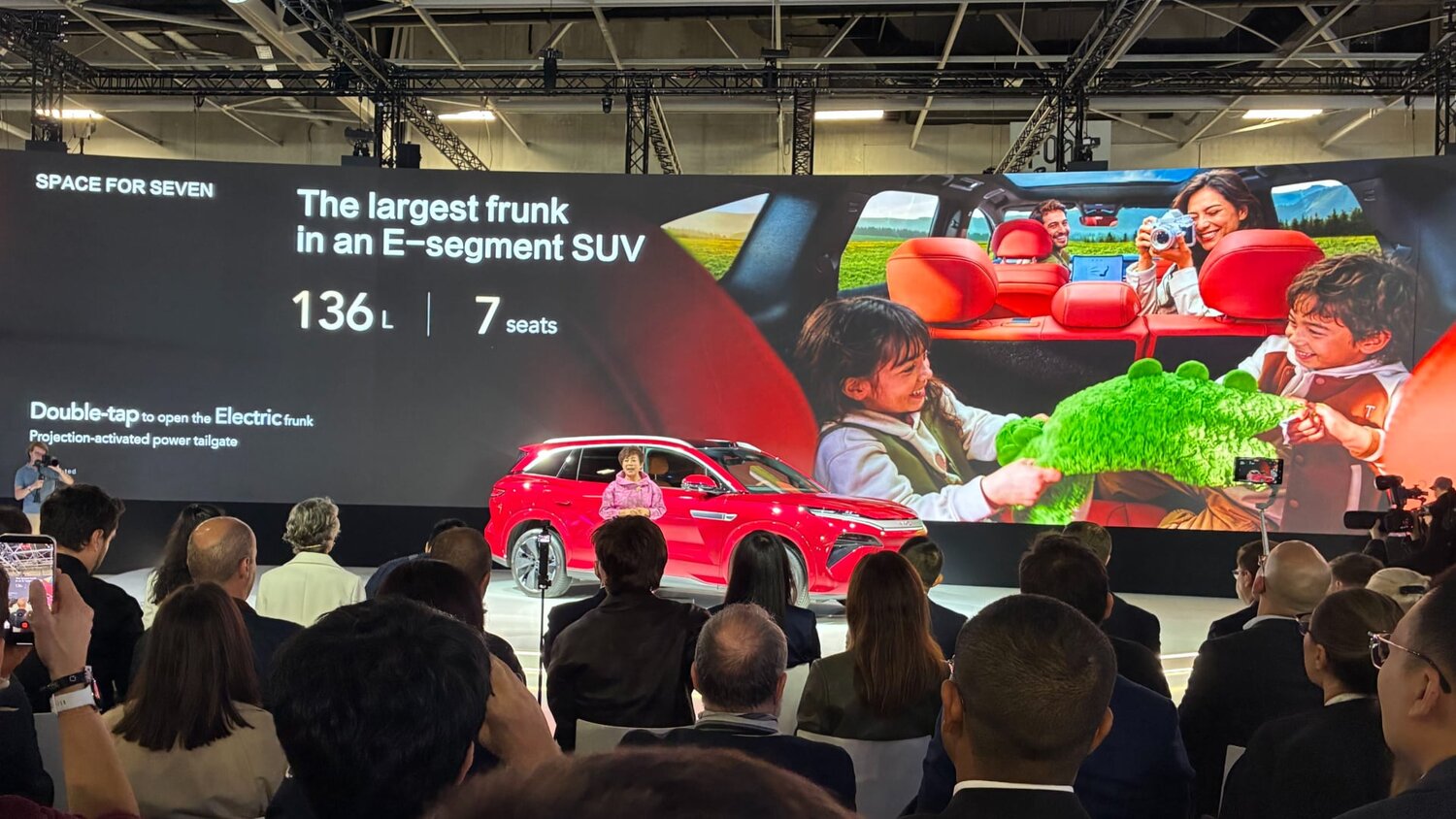 BYD Atto 8'in yedi koltuklu iç mekan ve 136 litrelik frunk tanıtımı