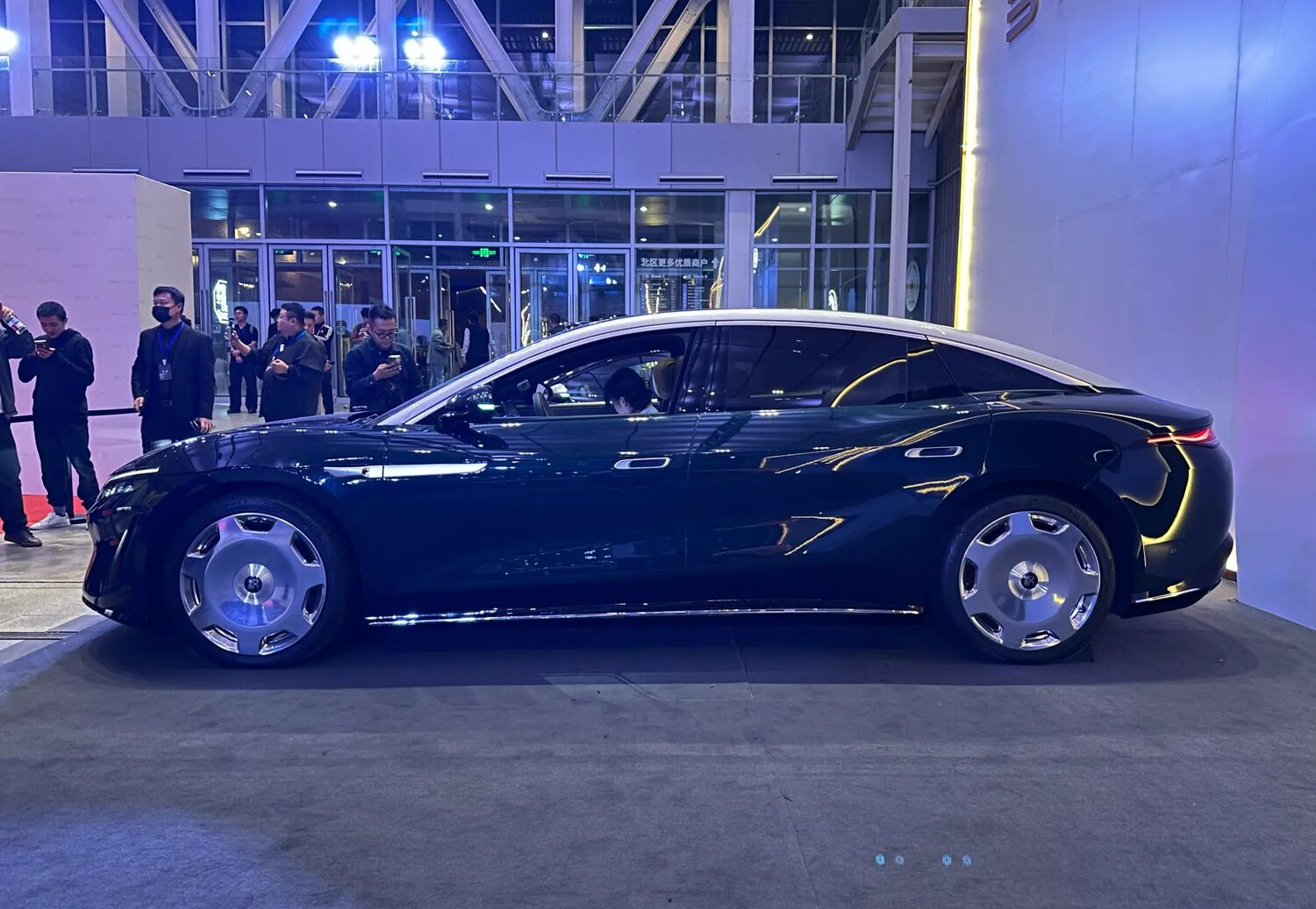 BYD Da Han EV yan profil görünümü