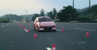Test sonrası BYD Seagull kontrollü şekilde yavaşlarken önden görünüm