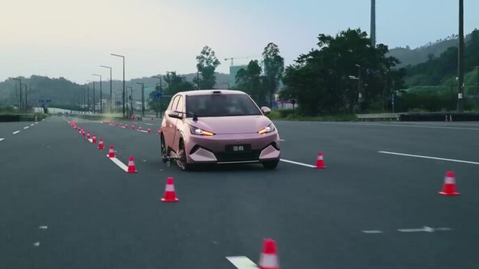 Test sonrası BYD Seagull kontrollü şekilde yavaşlarken önden görünüm