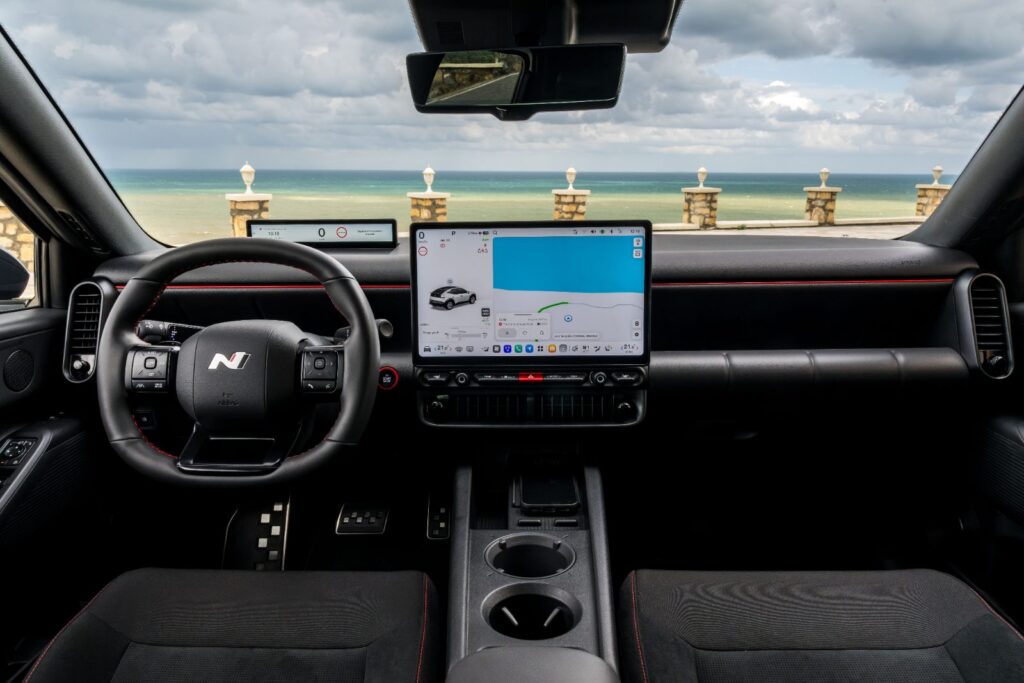 Hyundai IONIQ 3 iç mekân ve Pleos Connect ekranı