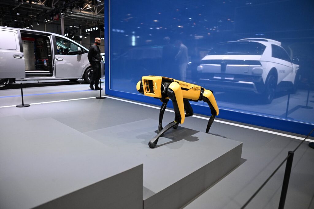 Hyundai standında Boston Dynamics Spot robotu