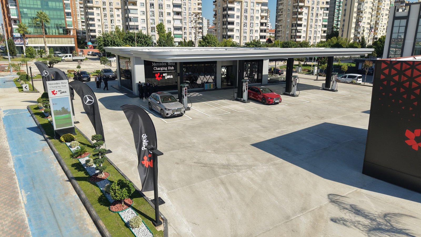 Mercedes-Benz ve En Yakıt şarj istasyonu