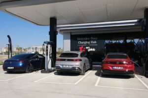 Mercedes-Benz elektrikli modeller şarj istasyonunda