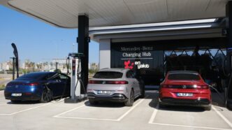Mercedes-Benz elektrikli modeller şarj istasyonunda