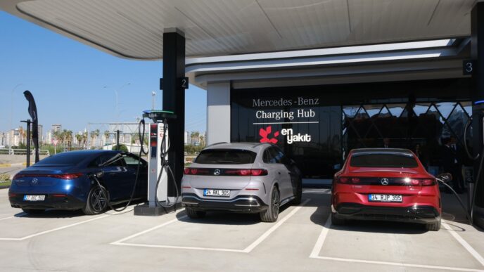 Mercedes-Benz elektrikli modeller şarj istasyonunda